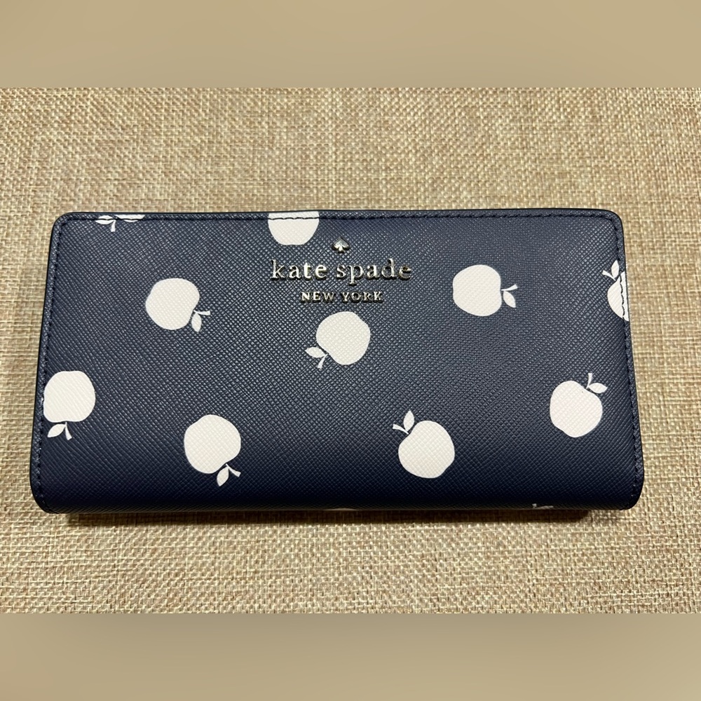 Kate Spade Staci Orchard Toss print. BiFold Wallet Blazer Blue w/ White Apples🍎
